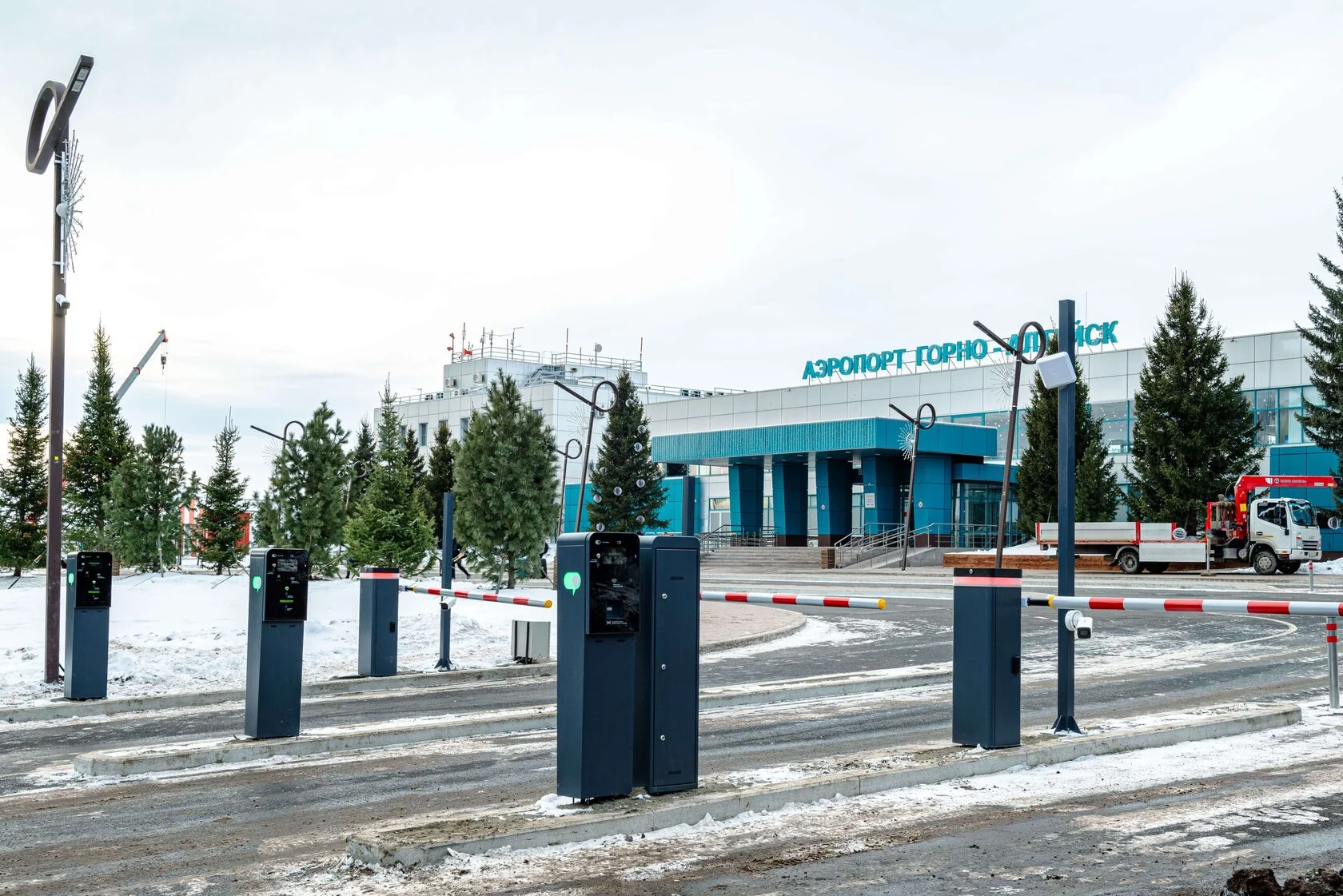 Общий вид автоматизированной парковочной системы перед аэропортом Горно-Алтайск
