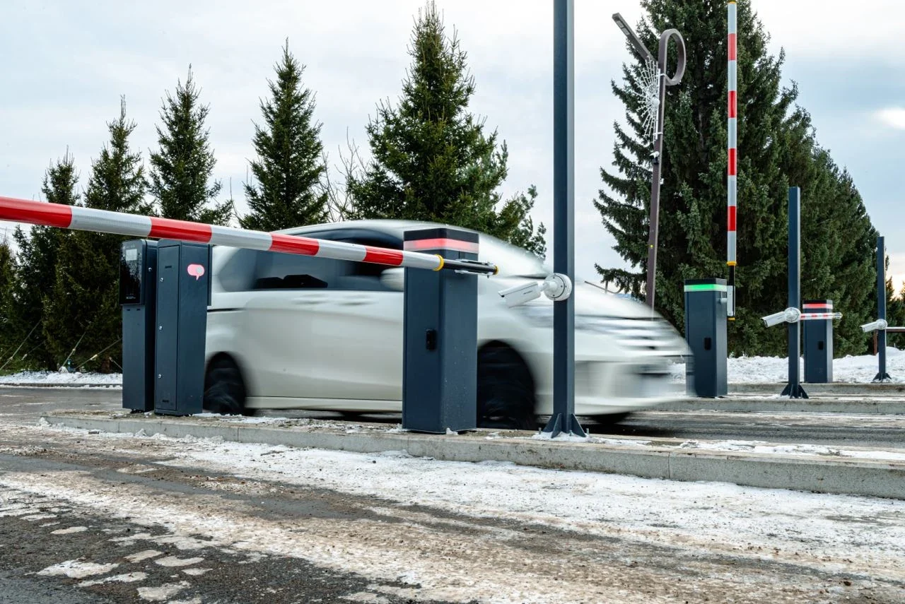Автомобиль проходит через автоматизированную парковочную систему